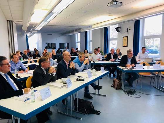 Bild könnte enthalten: 5 Personen, Personen, die sitzen, Tisch und Innenbereich