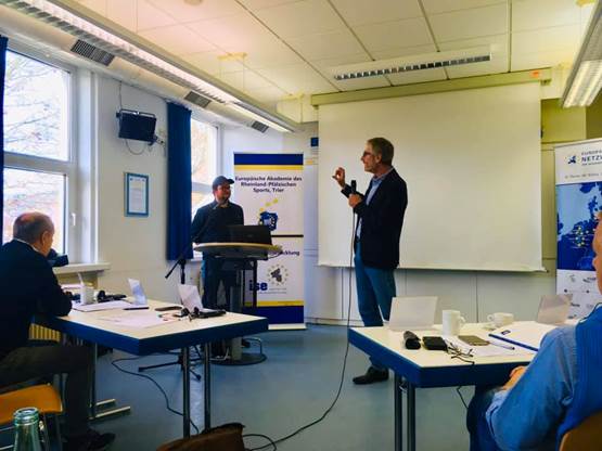 Bild könnte enthalten: 1 Person, Innenbereich