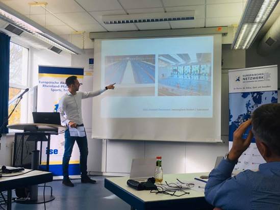 Bild könnte enthalten: 1 Person, steht und Innenbereich