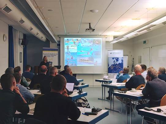 Bild könnte enthalten: eine oder mehrere Personen und Innenbereich