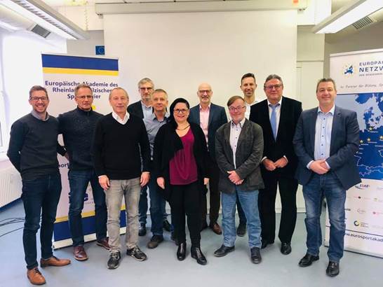 Bild könnte enthalten: 11 Personen, Personen, die lachen, Personen, die stehen und Schuhe