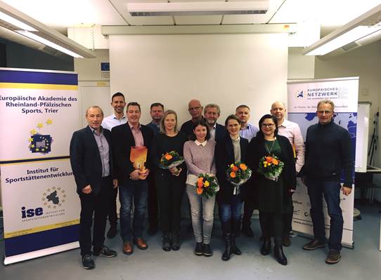 Bild könnte enthalten: 13 Personen, Personen, die lachen, Personen, die stehen und Innenbereich